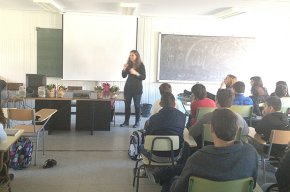 Lescriptora Anna Manso comparteix les seves experiències literàries amb els alumnes de l'institut Ramon Berenguer IV 