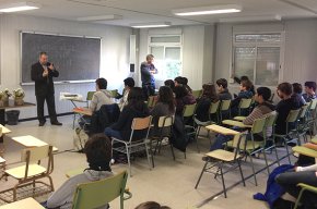 L'escriptor Miquel Fañanàs parla de la seva última novel·la amb els alumnes de l'Institut Ramon Berenguer IV