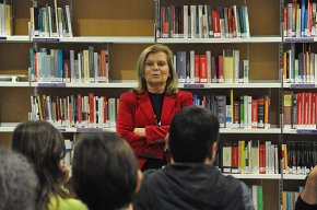 L'escriptora Carme Riera comparteix una tarda literària amb els lectors de la Biblioteca Municipal