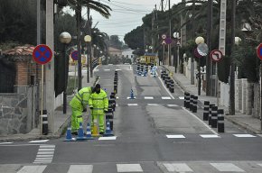 Es restitueix el doble sentit al carrer de les Orquídies un any després de convertir-se en sentit únic