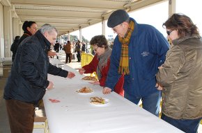 Se serveixen unes 500 racions a la fregida de galeres i calçots 