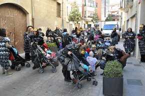 Els Saltirons animen els carrers del Barri Antic amb la seva rua de Carnaval 