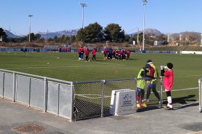 Un grup de 120 jugadors de futbol suïssos fan un stage esportiu a Cambrils  
