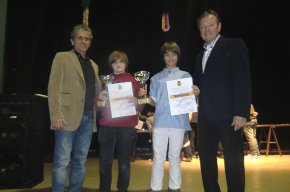 El jove pilot cambrilenc Xavier Maza recull el seu trofeu com a tercer classificat territorial 2011 de la categoria Challenge 80