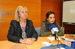 El PSC lliura l'import de cinc tiquets del sopar del Dia de la Dona a Caritas
