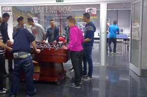 Prop d'un centenar de joves cambrilencs participen al torneig de tennis taula i de futbolí del ViudNit