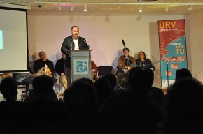 Se celebra el Dia Mundial de la Poesia amb una lectura de poemes col·lectiva a càrrec de 35 rapsodes