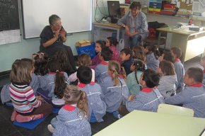 Les Mestres Àvies Recuperadores de Contes visiten l'escola Joan Ardèvol per explicar contes als alumnes