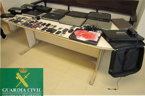 La Guàrdia Civil deté el propietari d'un locutori després de detectar una gran quantitat d'objectes de procedència il·lícita
