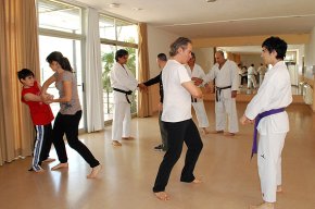 El centre cívic de Nou Cambrils acull un curs solidari de defensa personal a benefici de l'ONGD Tushirikiane