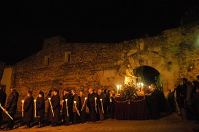 La processó del Sant Enterrament aixeca una gran expectació en el seu recorregut pels carrers del Barri Antic