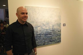 L'artista vila-secà Jordi Forniés dóna una de les seves obres a l'Ajuntament de Cambrils
