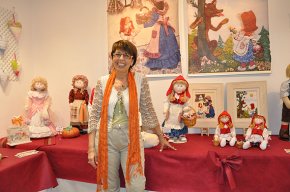 La reusenca Maria Isabel Marsal presenta les seves nines de drap en l'exposició "Passejant per rodalies", a la sala Àmbits