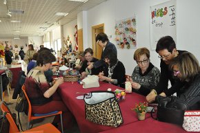L'artista Maria Isabel Marsal organitza un petit taller d'iniciació a l'art de fer nines de drap