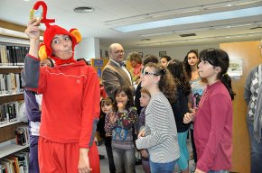 El grup de teatre La Teca organitza una divertida i peculiar visita per la Biblioteca Municipal