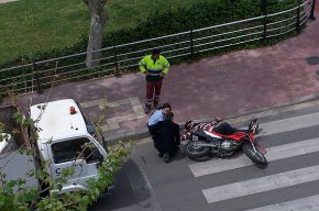 Un motorista resulta ferit en un accident de circulació a l'avinguda d'Adelaida