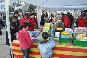 Cambrils s'omple de roses i llibres per a celebrar la Diada de Sant Jordi