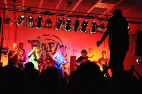 Unes 300 persones omplen la sala de concerts de l'Ateneu Juvenil en el concert d'estrena de la nova gira "Fijatetour" dels Papagayo