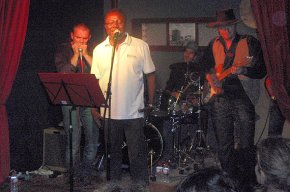 La banda de blues cambrilenca La Blueseria actua al Mara`s