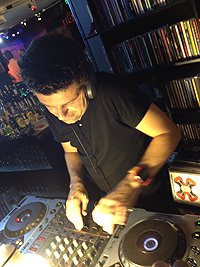El Dj Danielektro ofereix una sessió musical Back to La Cage al pub El Bule