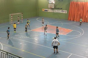 Un equip de futbol sala australià fa una estada esportiva a Cambrils