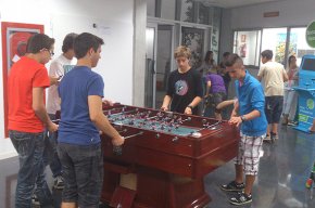Més de 120 joves omplen l'Ateneu Juvenil en la darrera edició del Viudnit amb música, esport i tallers