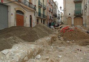 Apareixen restes de fonamentacions de la muralla medieval a la plaça de l'Església de Santa Maria