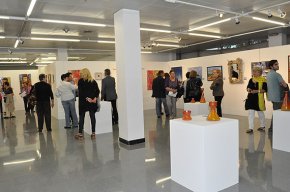 Els "Artistes de Cambrils" presenten les seves obres de pintura, fotografia, escultura, esmalt i patchwork a la sala Àgora