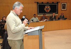 El defensor de la ciutadania reclama més rapidesa a l'Ajuntament a l'hora de respondre als ciutadans