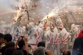 La colla infantil dels Cagarrieres participa a la Nit del Foc de les Borges del Camp