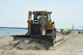 Es netegen i condicionen les platges cambrilenques de cara a l'estiu