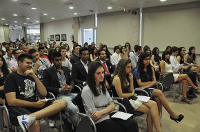 Una quarantena d'alumnes de segon de Batxillerat i de cicles formatius de l'institut Ramon Berenguer IV celebren el seu acte de graduació