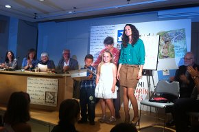 La classe de 1r B de l'escola Joan Ardèvol guanya el premi de contes Pilarín Bayés