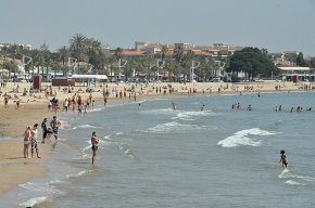 Les platges de Vilafortuny i de l'Esquirol, la del Cavet, la de Prat d'en Forés i el Club Nàutic Cambrils són distingits amb la bandera blava