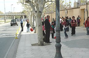 La Policia Local impedeix l'estacionament al passeig de La Salle a les hores de sortida de classe