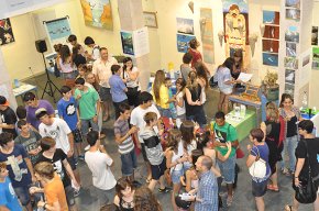 Els alumnes de linstitut Mar de Frau i de lEscola dArt i Disseny de Tarragona inauguren una exposició conjunta dedicada a l'aigua