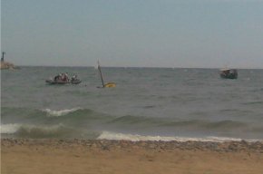 Rescatades tres persones que anaven en una barca de vela llatina que va bolcar davant la platja de la riera d'Alforja