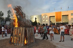 La Flama del Canigó arriba a Cambrils com a preàmbul de la diada de Sant Joan