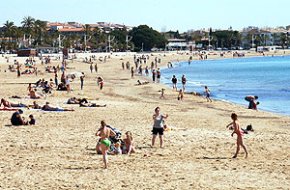 Ambient d'estiu a les platges del municipi en ple mes de primavera