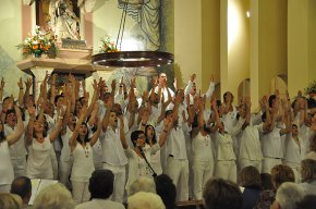 L'església de Sant Pere acull el concert del Cor Carlit Gospel, organitzat per Mans Unides