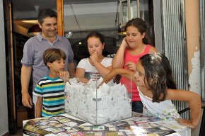 L'associació de comerciants Vilacentre i l'oficina del Pla de barris sortegen els premis de la campanya "Molt per descobrir, molt per oferir"