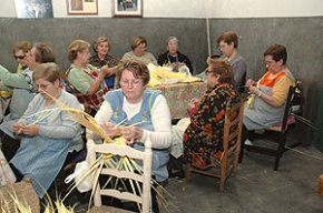 L'únic taller artesanal de palmes del municipi treballa aquests dies a ple rendiment