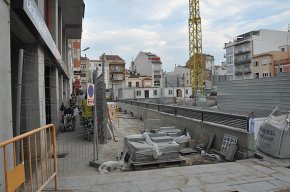 Es comença a retirar una part de les tanques perimetrals de les obres de la plaça del Pòsit