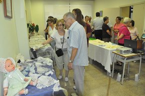 L'Escola de Puntaires inaugura una exposició al centre Les Basses amb una mostra dels seus treballs