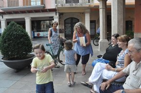 S'enceta la primera activitat de la campanya "Juguem i fem comerç" amb el joc "De què parlo?", a la plaça d'Espanya