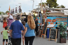 L'Ajuntament vol "endreçar" l'ocupació de la via pública de la façana marítima del port