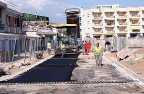 S'asfalta el carrer de la Via Làctia per deixar-lo transitable abans de Setmana Santa