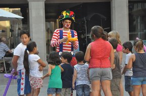 Un taller de globoflèxia i un altre de pinta cares, darreres activitats del programa "Juguem i fem comerç"