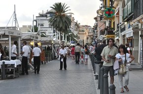 El consistori arriba a un acord amb Ports de la Generalitat per a intervenir en la regulació de l'ocupació de la via pública de la façana marítima