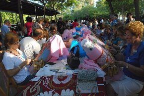 L'Escola de Puntaires organitza una demostració del seu art al parc del Pescador